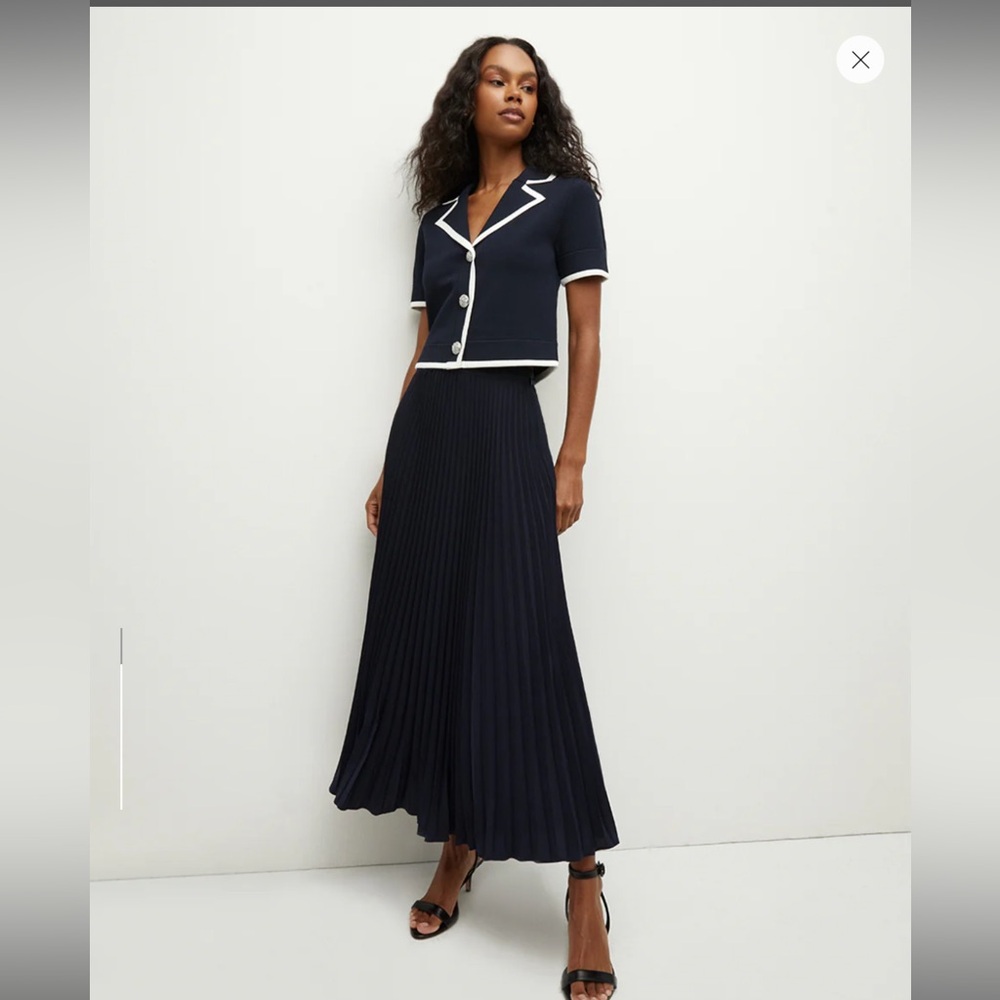 Veronica Beard Addi navy pleated skirt. New with tags. Size 2